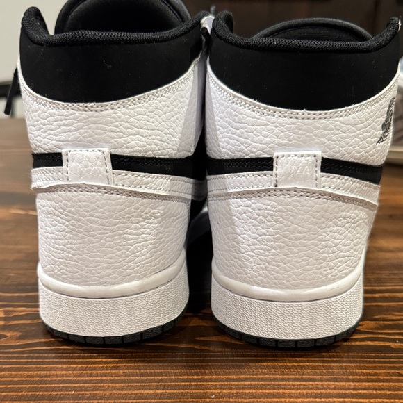 Nike Black and White Athletic Shoes - Picture 3 of 6